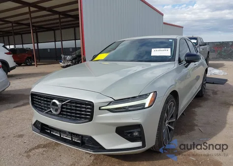 2022 Volvo S60 B5 Inscription/B5 Momentum z USA, uszkodzony, nr VIN 7JRL12FZXNG157854